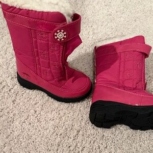 Totes 7 Pink Snow Boots with Snowflake Detail, never worn